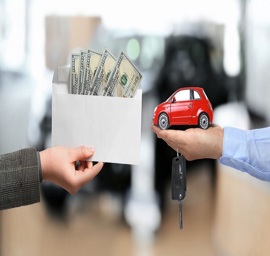 Remise d'une enveloppe contre une voiture miniature et ses clés
